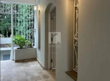 Casa · 216m² · 4 Quartos · 5 Vagas · Sobrado à venda com 04 quartos (01 suíte) 05 vagas de garagem e local estratégico entre os Metrô São