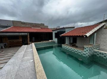 Casa de 3 quartos, Peruíbe · Casa à 900m do mar com piscina e 3 quartos em Peruíbe.
