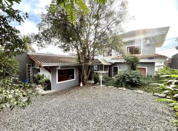 Casa · 244m² · 4 Quartos · 2 Vagas · Sobrado de alto padrão 4 quartos à venda, 254m² por R$ R$ 1.450.000,00 – Bom Retiro - Joinville/SC.