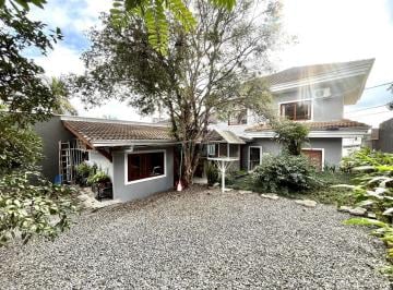 Casa · 244m² · 4 Quartos · 2 Vagas · Sobrado de alto padrão 4 quartos à venda, 254m² por R$ R$ 1.450.000,00 – Bom Retiro - Joinville/SC.