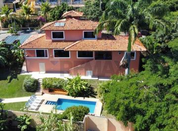 Casa · 180m² · 4 Quartos · 2 Vagas · A venda casa em João Fernandes com vista mar a poucos metros da praia
