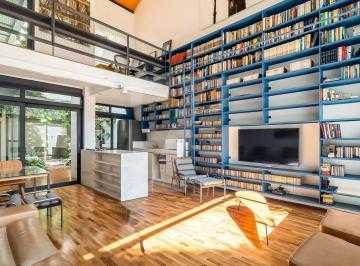 Casa · 125m² · 1 Quarto · 2 Vagas · Casa de vila com arquitetura autoral, integração e luz em abundância para viver leve, em Pinheiros.