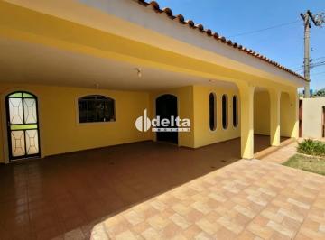 Casa · 384m² · 5 Quartos · 2 Vagas · Casa residencial com 5 quartos sendo 3 suítes disponível para locação no bairro Nossa Senhora Aparec