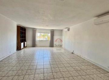 Casa · 236m² · 3 Quartos · 2 Vagas · Casa para alugar em Centro de 236.00m² com 3 Quartos e 2 Garagens