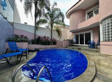 Foto 01 · CASA EM COND. FECHADO A VENDA EM SBC, 05 SUÍTES, ÁREA GOURMET, PISCINA !!
