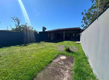 Casa de 2 quartos, Itanhaém · Edícula Lado praia com gramado e escritura