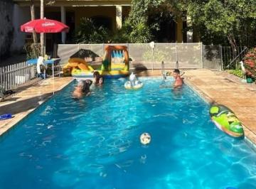 Foto 01 · Casa de 2 quartos com suite e área gourmet em Pedra de Guaratiba, RJ! Espaçosa e confortável, ideal