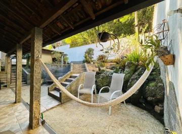 Foto 01 · Casa à venda em Grumari, Rio de Janeiro: 1 suíte, vista para a Restinga da Marambaia, 2 vagas de gar