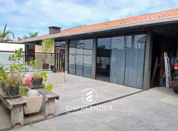 Casa · 278m² · 3 Quartos · 3 Vagas · Casa de Esquina com piscina em Praia de Leste