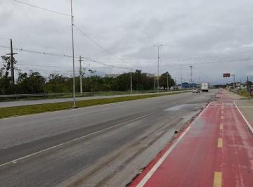 Terreno · 694m² · Terreno em Praia de Leste em região comercial