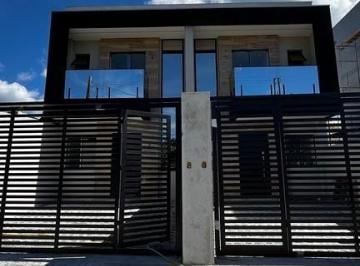 Casa · 108m² · 3 Quartos · 2 Vagas · Sobrado com 3 suítes proximo ao centro de Matinhos