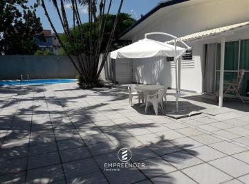 Casa · 186m² · 6 Quartos · 5 Vagas · Espaçosa Casa com Piscina - Seu Refúgio de Luxo!