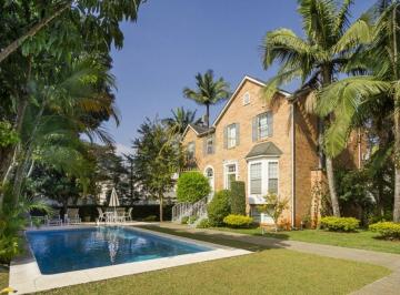 Casa · 220m² · 4 Quartos · 3 Vagas · Condomínio em Estilo Vitoriano Americano