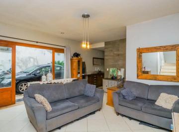 Casa · 290m² · 4 Quartos · 3 Vagas · Casa com 4 dormitórios, suíte com closet e amplo terraço no Passo d’Areia