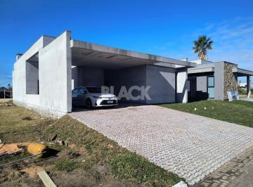 Casa · 208m² · 3 Quartos · 2 Vagas · Casa em construção no condominio Vilas do Mar no Passo de Torres SC