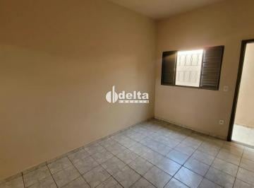 Casa · 400m² · 3 Quartos · 2 Vagas · Casa com 3 quartos sendo 1 suíte disponível para venda no bairro Brasil em Uberlândia-MG