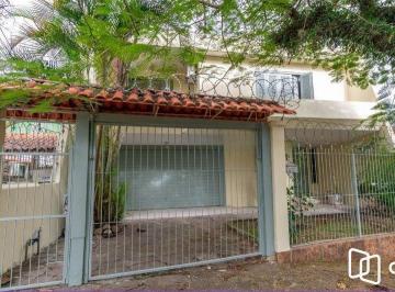 Casa · 270m² · 3 Quartos · 2 Vagas · Casa de 3 quartos,1 suíte, closet, living com lareira, pátio, piscina e 2 vagas