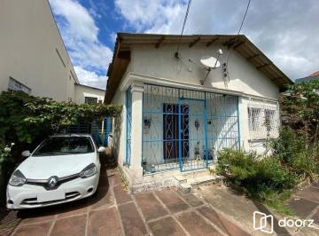 Casa · 180m² · 2 Quartos · 2 Vagas · Ampla casa de 180m² com 2 dormitórios e churrasqueira.