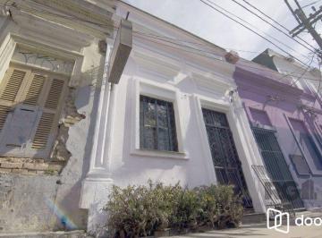 Casa · 116m² · 2 Quartos · Excelente casa de 116m² com  2 dormitórios no bairro Cidade Baixa.