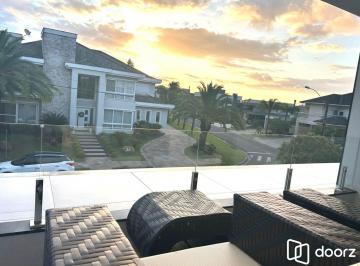 Casa · 220m² · 3 Quartos · 3 Vagas · Casa Alto Padrão com 3 Suítes e Piscina no Alphaville
