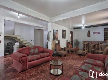Casa · 277m² · 3 Quartos · 3 Vagas · Casa com 300m², localizada na zona sul de Porto Alegre, com lareira, piscina e 3