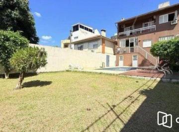 Casa · 278m² · 4 Quartos · 4 Vagas · Casa de 4 dormitórios, uma suíte, pátio com piscina nos fundos e espaço para até