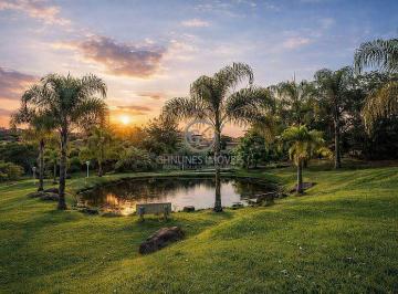 Vista deslumbrante do pôr do sol à beira do lago, oferecendo paz e contato direto com a natureza. · Haras e Pousada Região Campinas SP