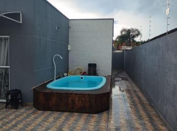 Casa de 2 quartos, Peruíbe · Casa com 2 quartos e piscina em Peruíbe.