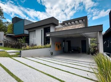 Casa · 335m² · 4 Quartos · 4 Vagas · Alphasítio — Casa com 3 Suítes, Vista Permanente e Piscina Aquecida