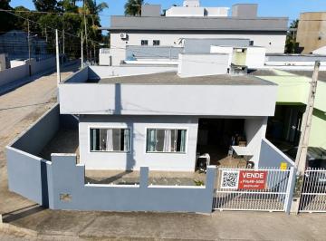 Casa de 3 quartos, Itapoá · Casa de esquina a apenas 250 metros da praia em Itapoá!