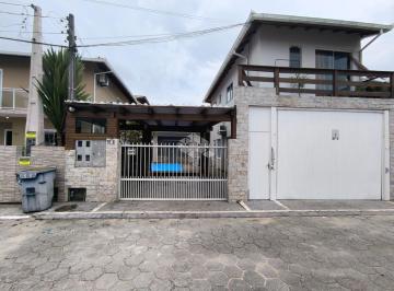 Casa · 300m² · 8 Quartos · 2 Vagas · Terreno com casa, 2 apartamentos e kitnet na Barra da Lagoa - Florianópolis