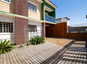 Casa · 230m² · 5 Quartos · 3 Vagas · Vendo casa 02 pavimentos, 05 quartos (uma suíte) Recanto das emas
