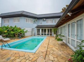 Casa · 450m² · 3 Quartos · 3 Vagas · Casa com 3 dormitórios, suíte e amplo pátio com piscina e churrasqueira.