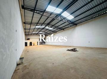 Comercial · 240m² · 3 Vagas · Galpão Comercial de 240m² no Bairro Martins com Pé-Direito de 5m, Porta Automática e 3 Vagas Frontai