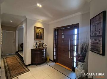 Casa · 240m² · 3 Quartos · 4 Vagas · Casa disponível para locação com três quartos 