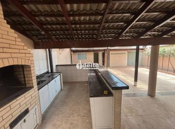 Casa · 340m² · 3 Quartos · 2 Vagas · Casa com 3 quartos sendo 1 suíte disponível para locação no bairro Presidente Roosevelt em Uberlândi