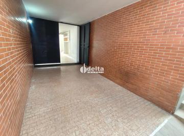 Casa · 360m² · 3 Quartos · 2 Vagas · Casa com 3 quartos sendo 1 suíte disponível para locação no bairro Oswaldo Rezende em Uberlândia-MG.