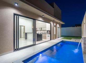 Casa · 435m² · 3 Quartos · 3 Vagas · Casa em condomínio com 3 suítes disponível para venda no bairro Laranjeiras em Uberlândia-MG