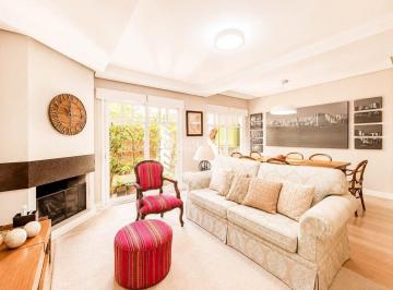 Casa · 197m² · 3 Quartos · Excelente casa em condomínio mobiliada para alugar no Jardim Carvalho, em Porto Alegre!