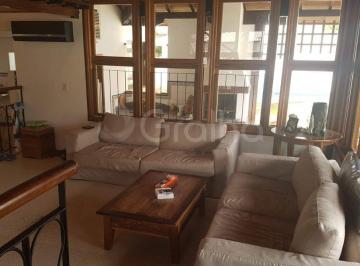 Casa · 285m² · 4 Quartos · 2 Vagas · Casa residêncial de 285,58m² com 4 quartos sendo 2 suites em Jurerê internacional
