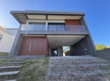Casa · 243m² · 3 Quartos · 2 Vagas · Sobrado novo