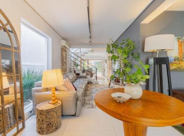 Casa · 290m² · 3 Quartos · 2 Vagas · Casa espetacular e totalmente reformada com 290 m² de área construída na Rua Paumari.