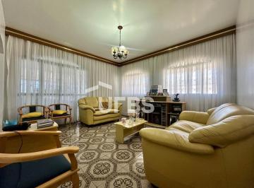 Casa · 210m² · 3 Quartos · 4 Vagas · Ampla Casa com 3 Quartos e 4 Vagas no Jardim da Luz, Goiânia