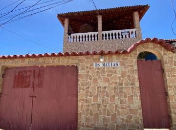 4c9259bd36a437bc40128c1c43ffe60163f54b28 · Casa 4/4 sendo 1 suíte, garagem, espaço com churrasqueira, terraço. Centro de Arembepe
