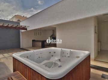 Casa · 360m² · 3 Quartos · 4 Vagas · Casa residencial com 3 suítes disponível para locação no bairro Saraiva em Uberlândia-MG