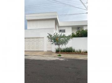 Casa · 350m² · 1 Quarto · Casa de Condomínio para venda em Centro de 350.00m² com 1 Quarto e 3 Suites