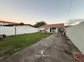 Casa · 480m² · 4 Quartos · 6 Vagas · Casa com edícula e amplo terreno em Praia de Leste