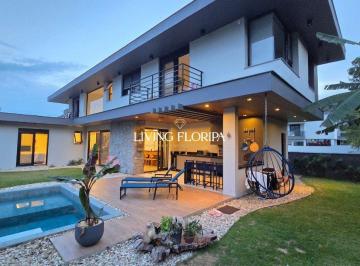 Casa · 284m² · 4 Quartos · Casa de alto padrão com piscina e espaço gourmet em condomínio exclusivo no Ribeirão da Ilha.