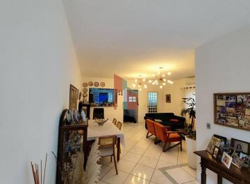 Casa · 200m² · 3 Quartos · 6 Vagas · Casa térrea com excelente localização