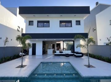 Casa · 220m² · 3 Quartos · 4 Vagas · Casa em condomínio fechado